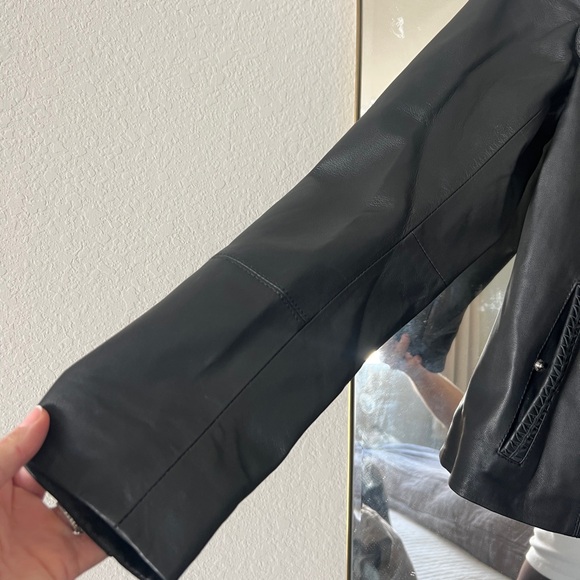 Elegant Black Leather Jacket for Women - Picture 7 of 8